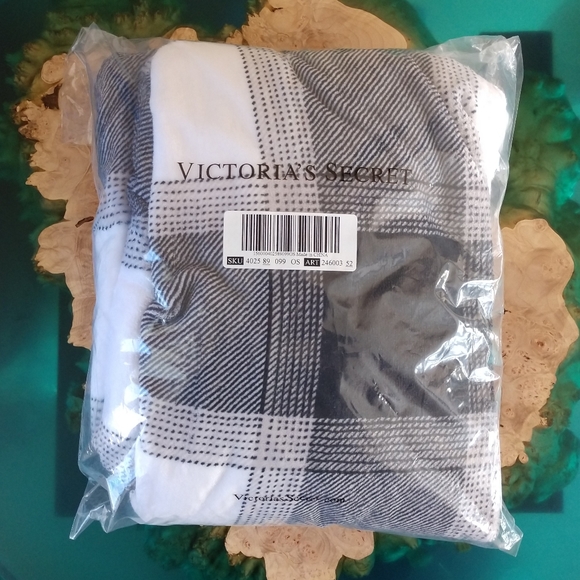 VS black & white plaid fleece blanket throw, NWT - Picture 2 of 7